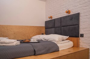 Escritorio, espacio para trabajar con laptop y ropa de cama