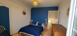 3 Schlafzimmer, Schreibtisch, Bügeleisen/Bügelbrett, Reisekinderbett