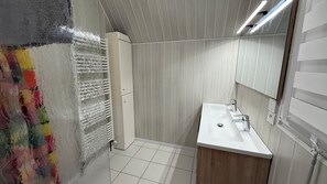 Dusche, Haartrockner, Handtücher, Toilettenpapier