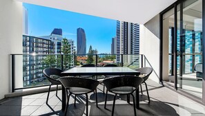 Outdoor dining - Stunning 2 Bed Apartment in Sierra Grand - CoastHM (Broadbeach)