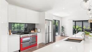 Frigorífic, microones, forn i placa de cuina 