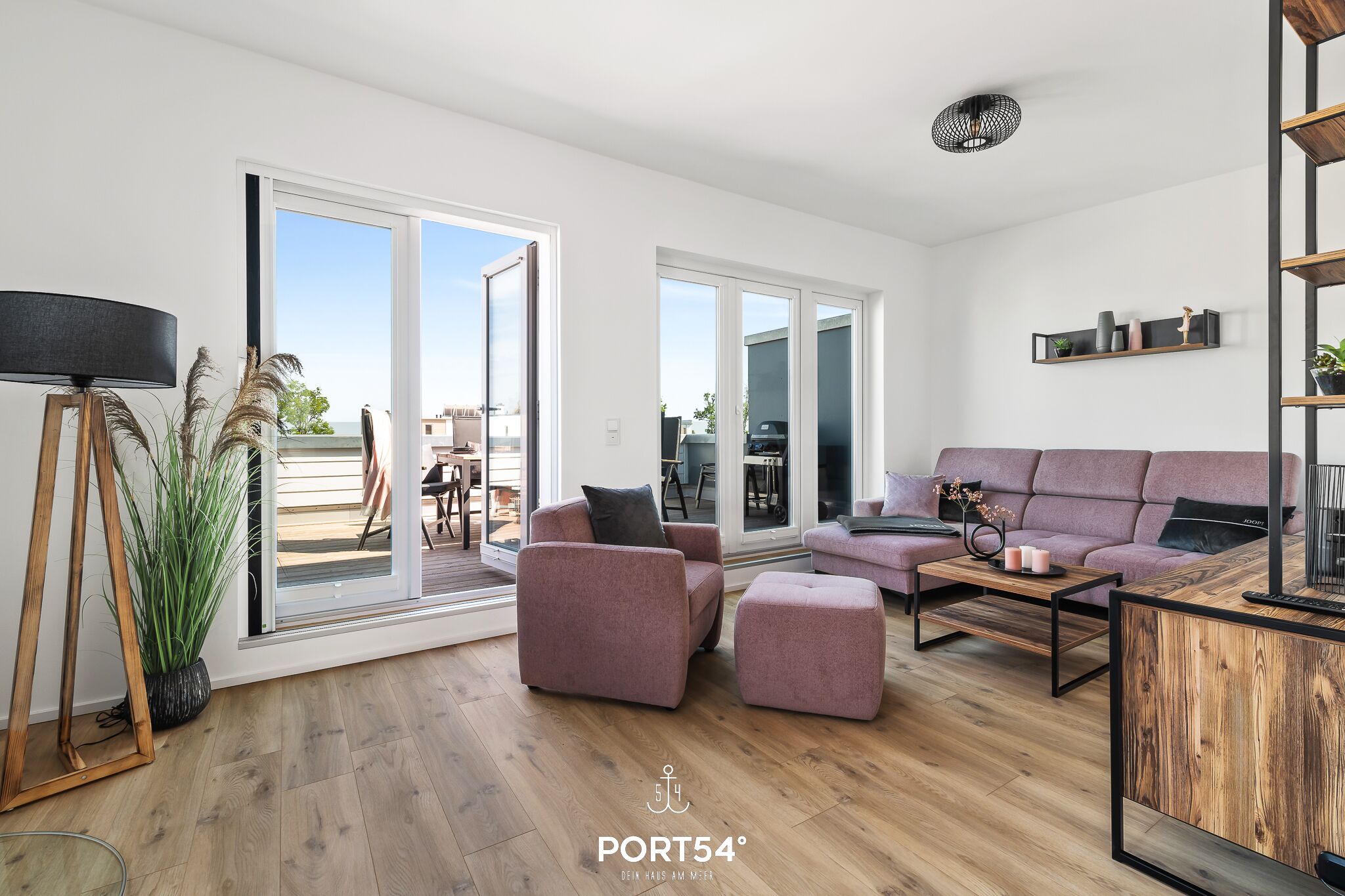 Een televisie en een open haard