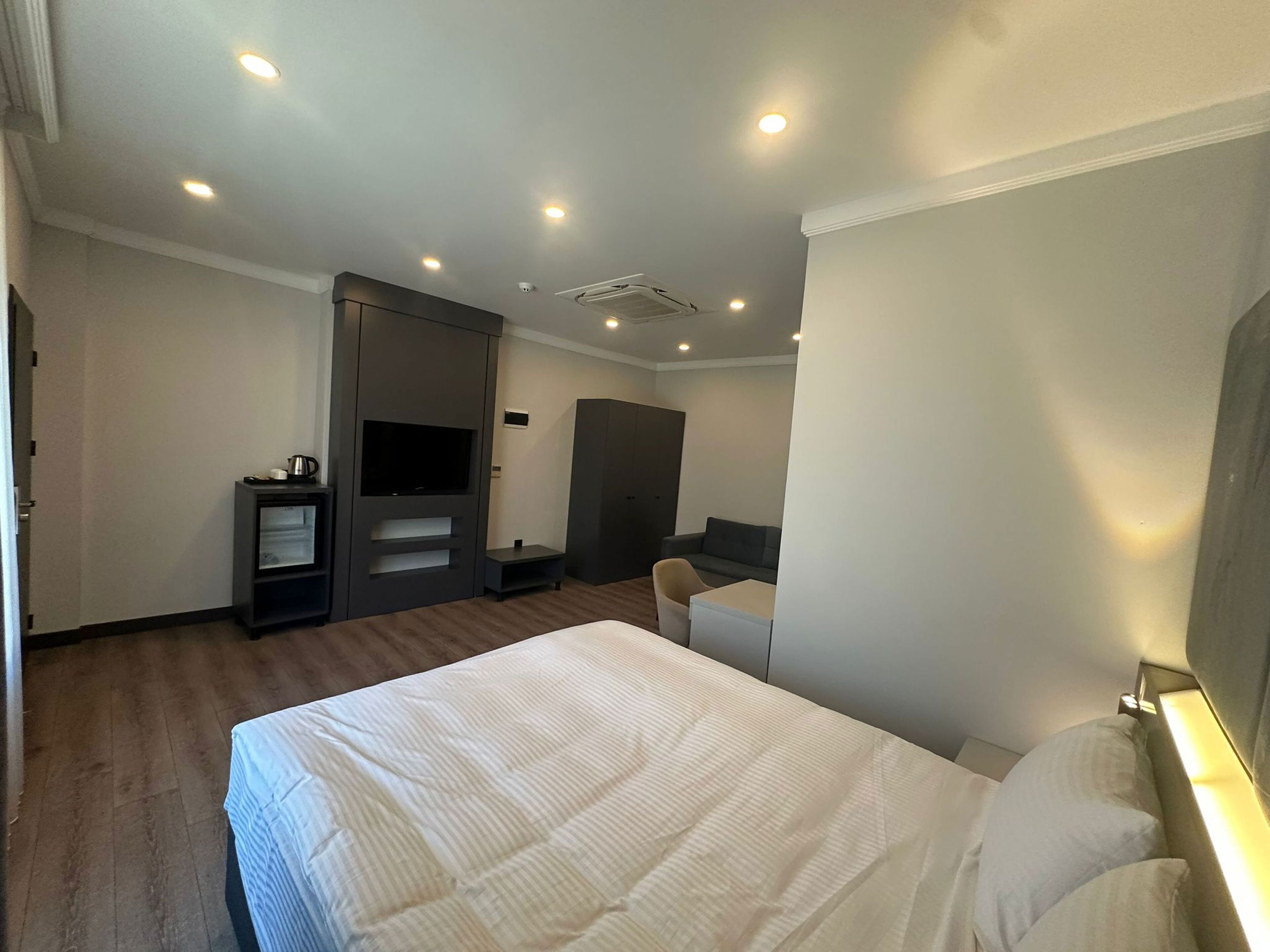 Habitación básica doble | Ropa de cama de alta calidad, edredones de plumas, minibar y caja fuerte