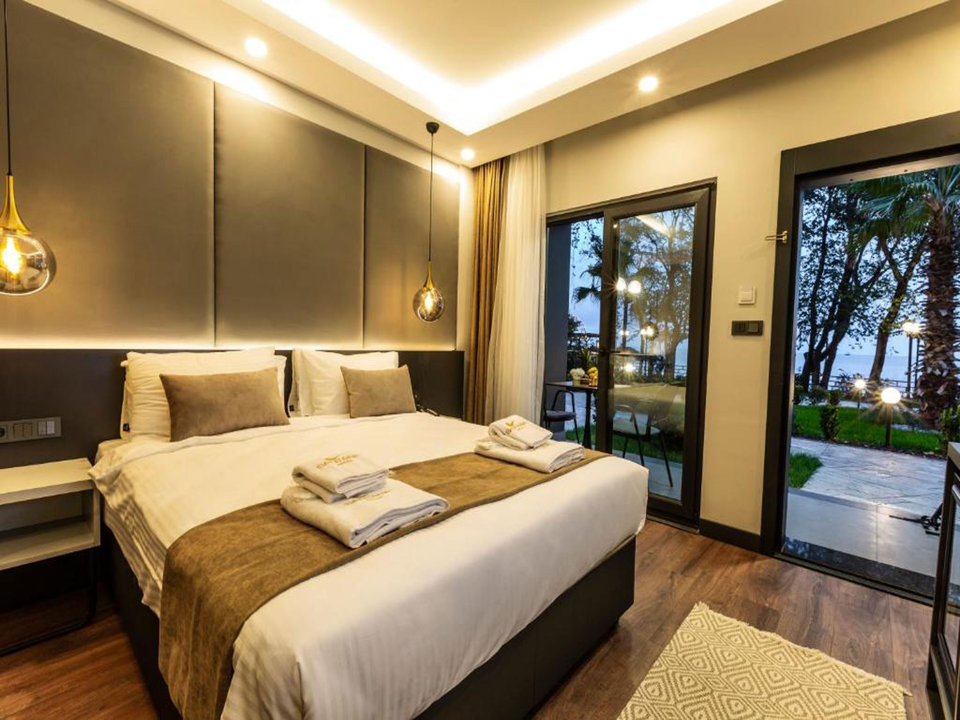 Habitación Premium | Ropa de cama de alta calidad, edredones de plumas, minibar y caja fuerte