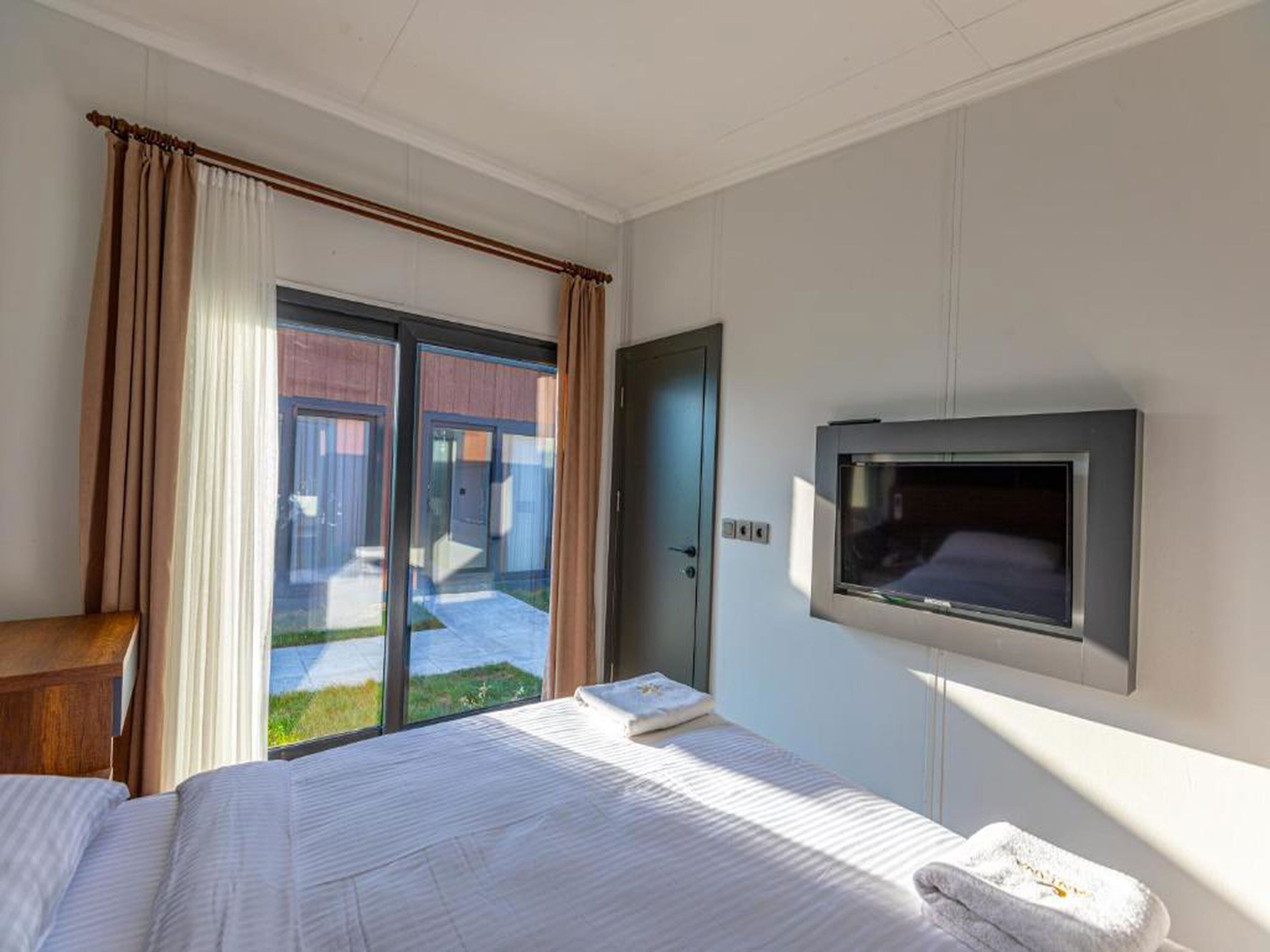 Casa móvil de diseño | Ropa de cama de alta calidad, edredones de plumas, minibar y caja fuerte