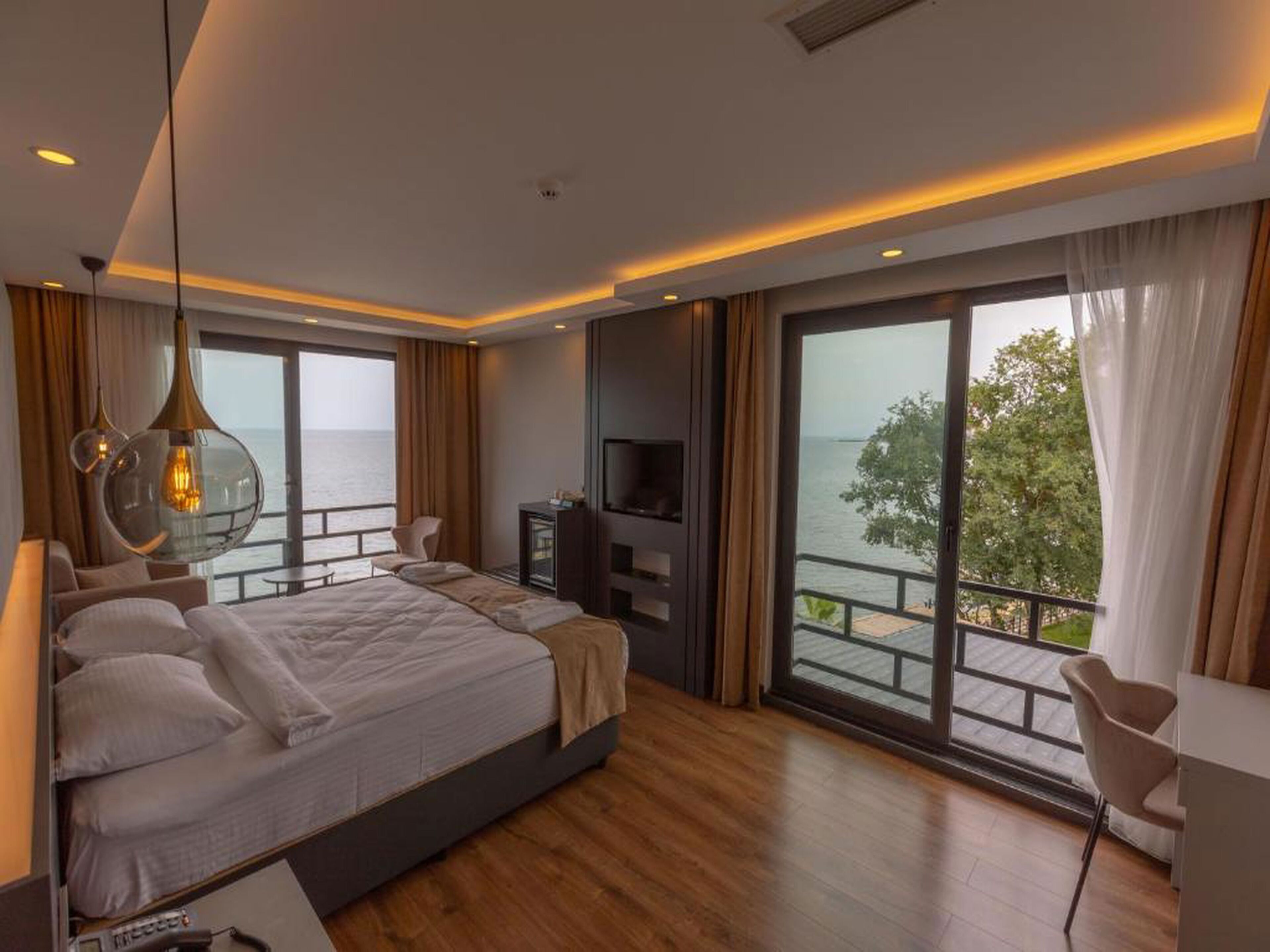 Suite estudio superior | Ropa de cama de alta calidad, edredones de plumas, minibar y caja fuerte