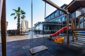 Children's play area - outdoor - Santana Hotel (Trabzon)