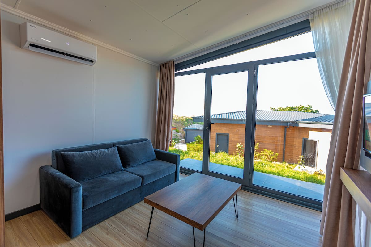 Design stacaravan | Woonruimte | Een 32-inch smart-tv met satellietzenders, een televisie en Netflix