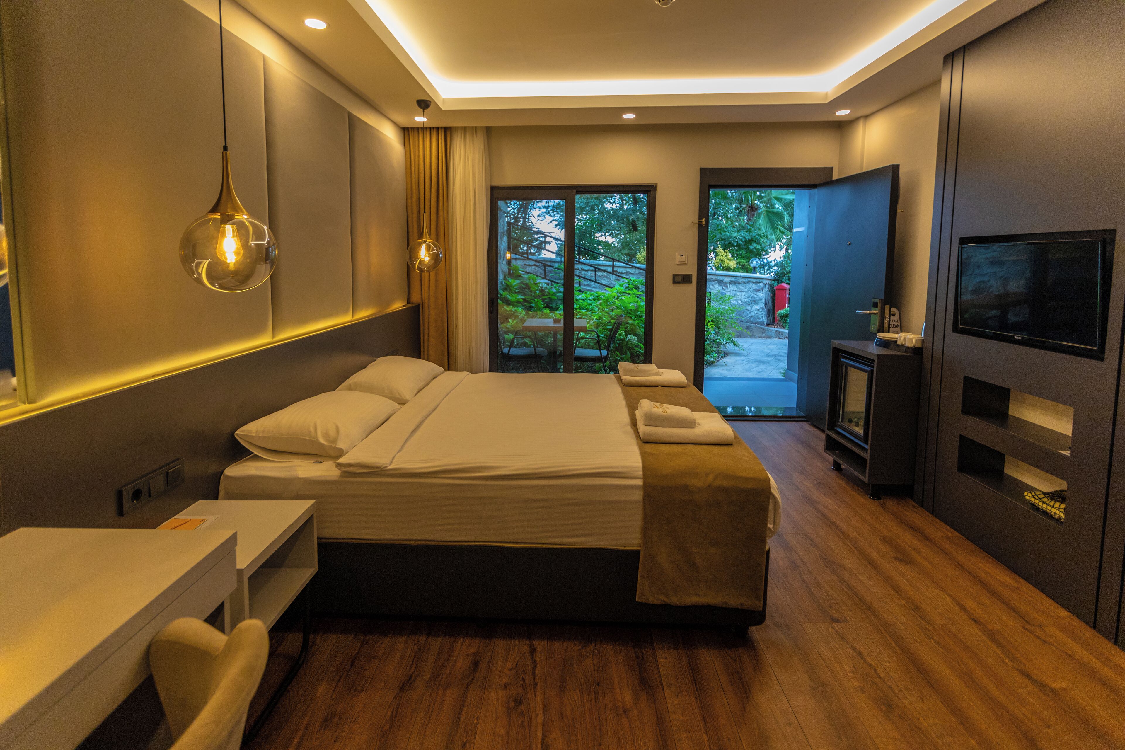 Standard Room | Premium bedding, down comforters, minibar, in-room safe