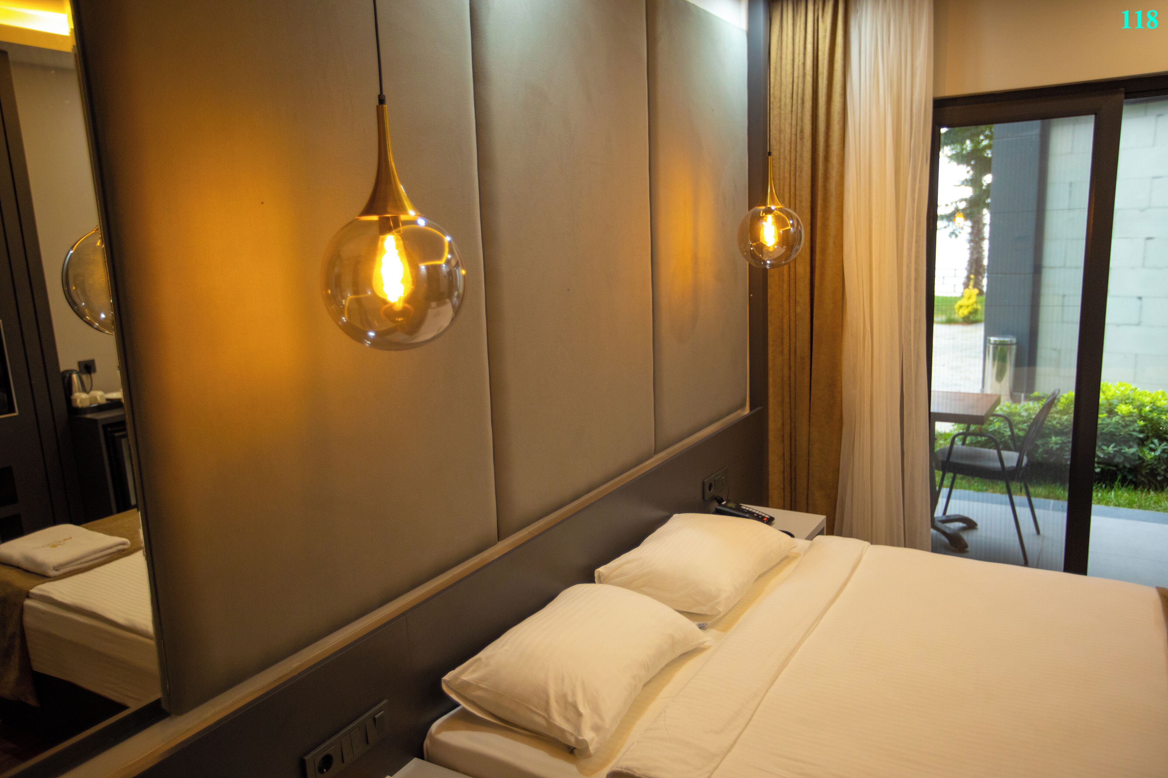 Hochwertige Bettwaren, Daunenbettdecken, Minibar, Zimmersafe