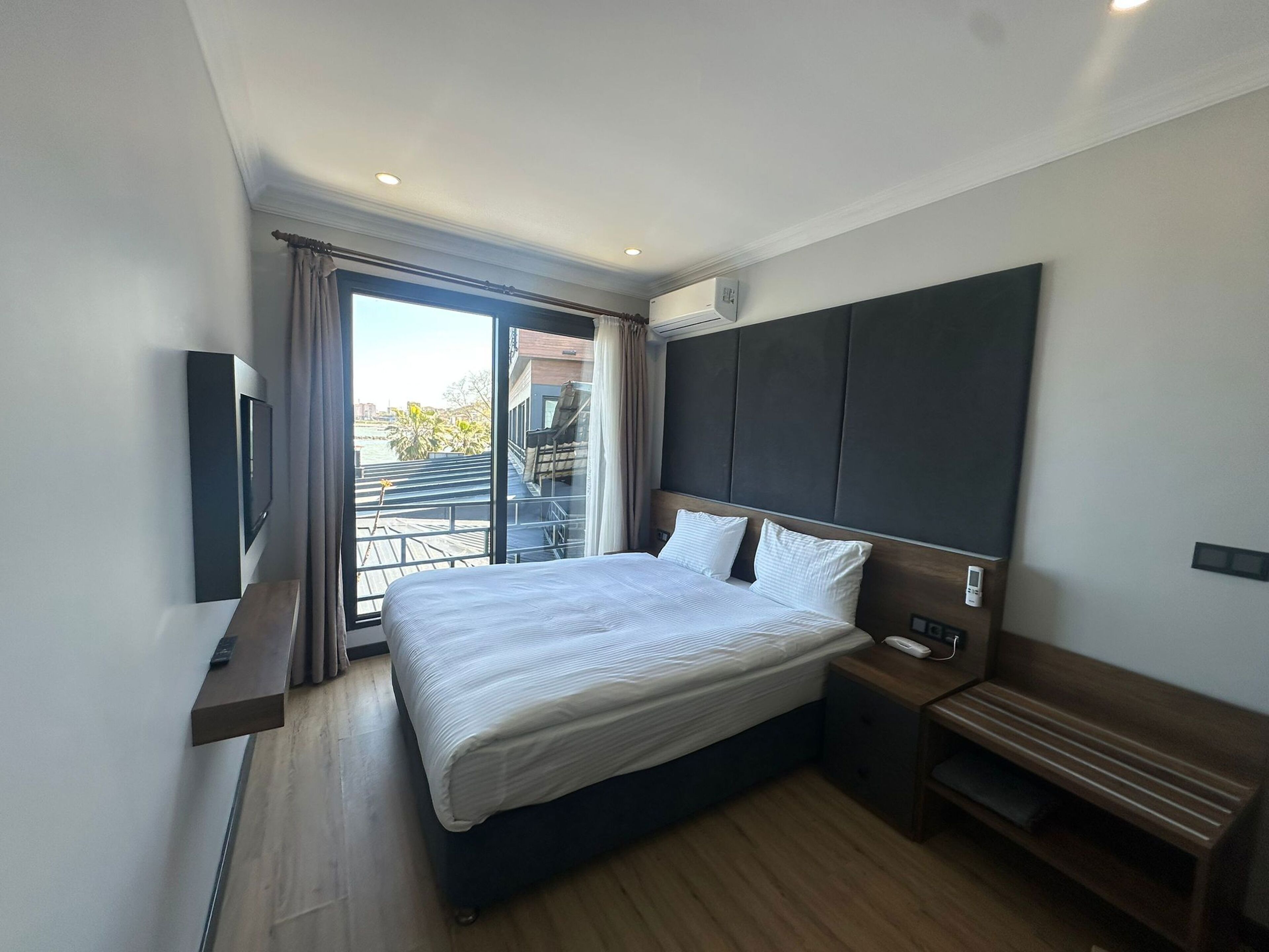 Habitación sénior doble de uso individual | Ropa de cama de alta calidad, edredones de plumas, minibar y caja fuerte