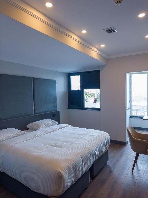 أغطية فراش متميزة وألحفة محشوة بالريش وميني بار وخزنة داخل الغرفة