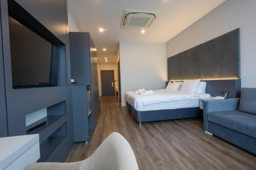 Familierom | Sengetøy av topp kvalitet, dundyner, minibar og safe på rommet