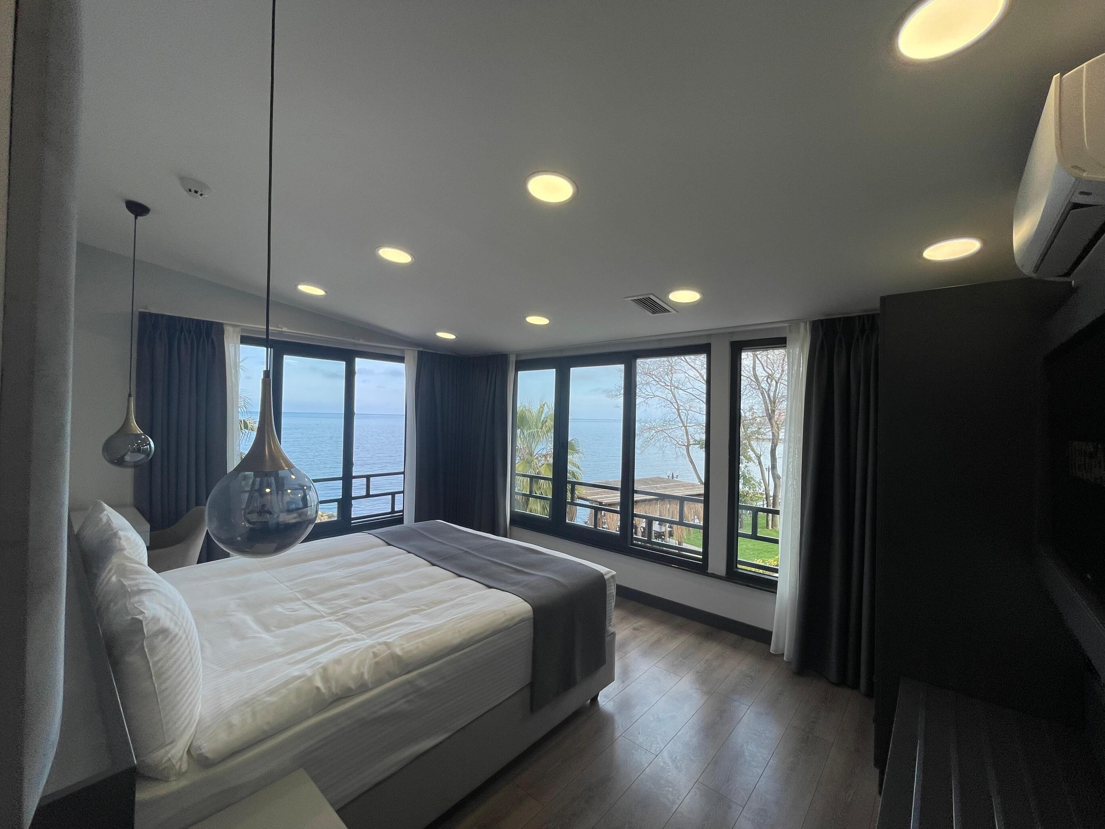 Habitación clásica | Ropa de cama de alta calidad, edredón y minibar 