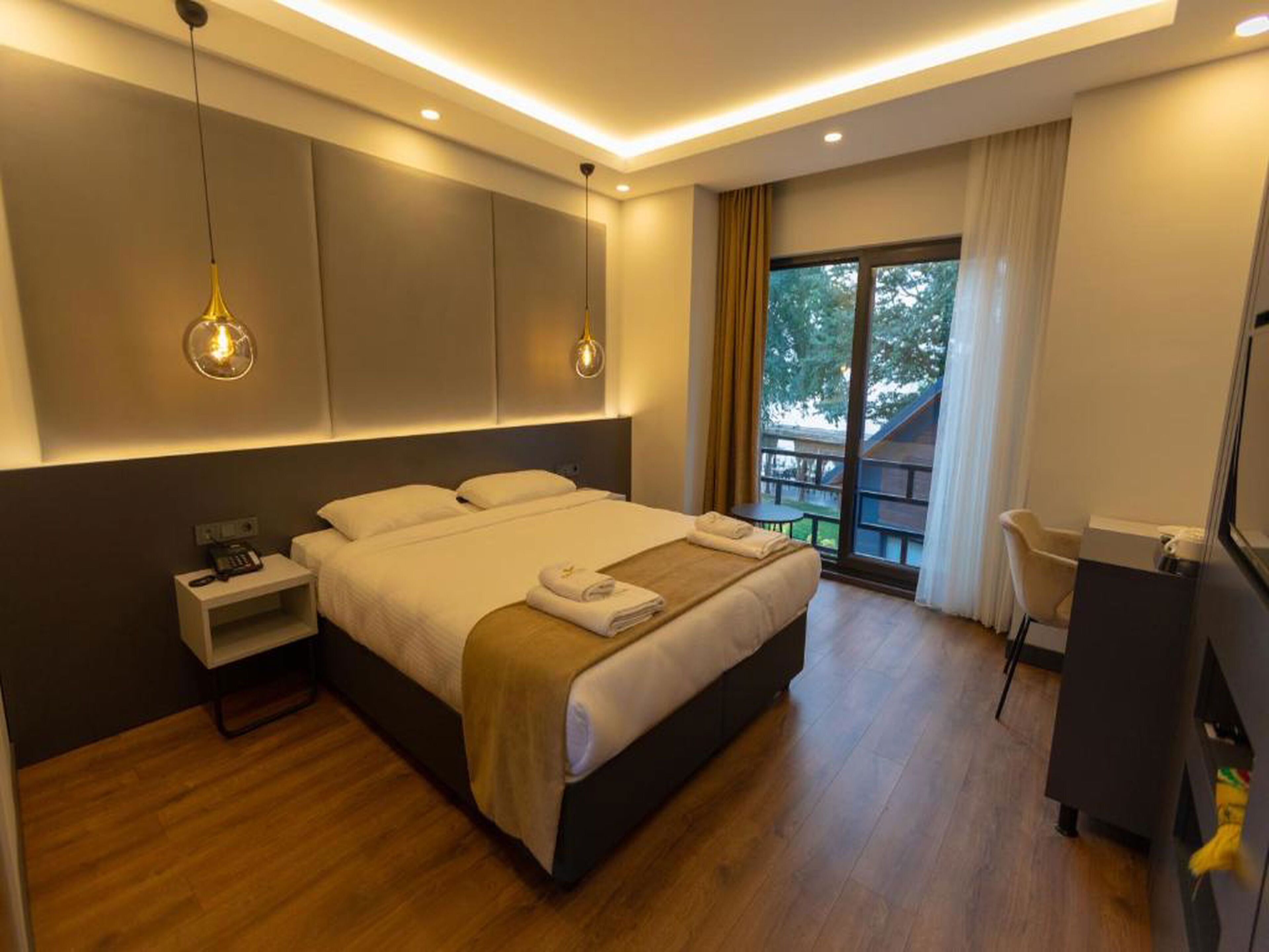 Habitación estándar | Ropa de cama de alta calidad, edredones de plumas, minibar y caja fuerte