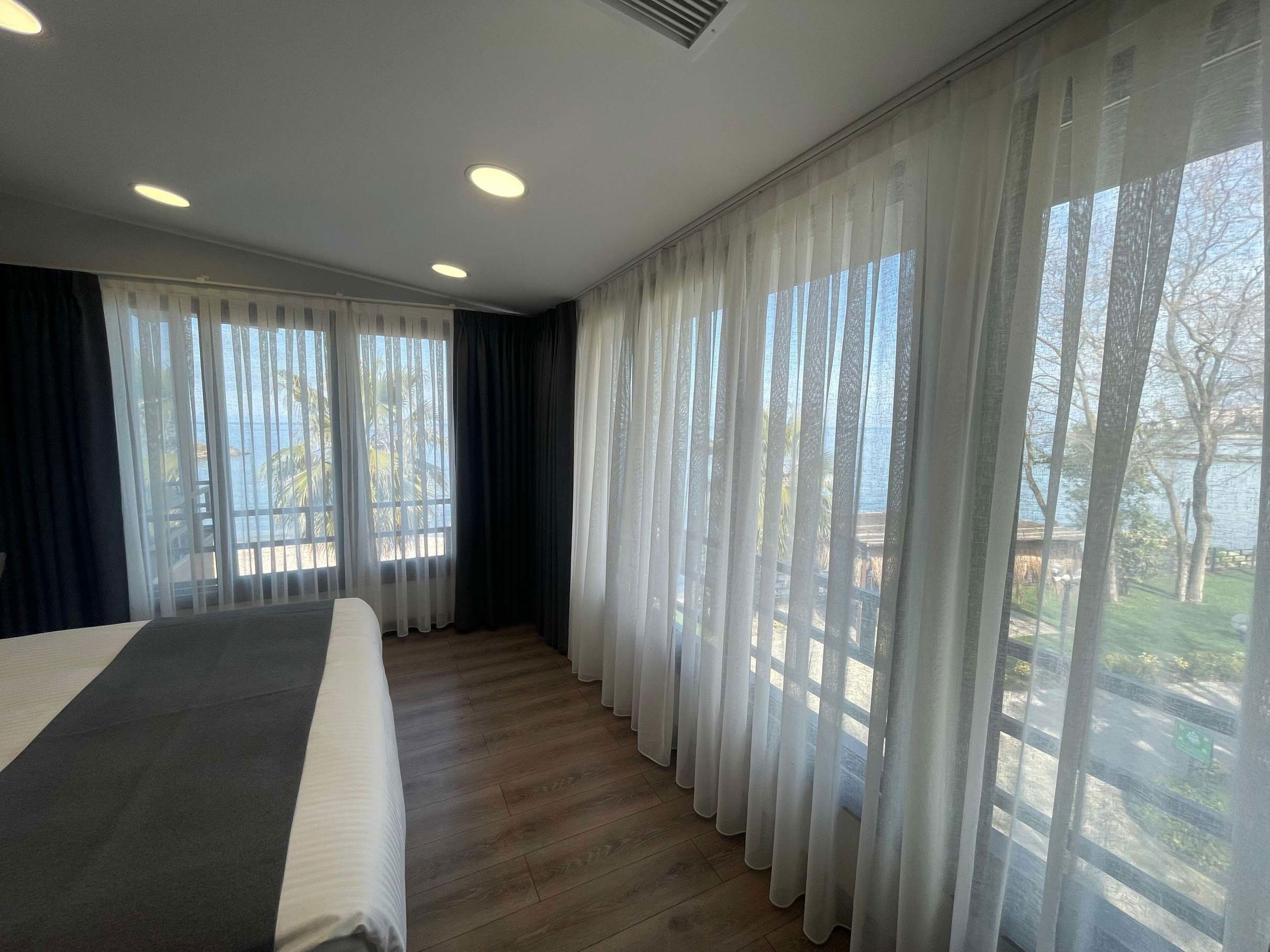 Habitación clásica | Ropa de cama de alta calidad, edredones de plumas, minibar y caja fuerte