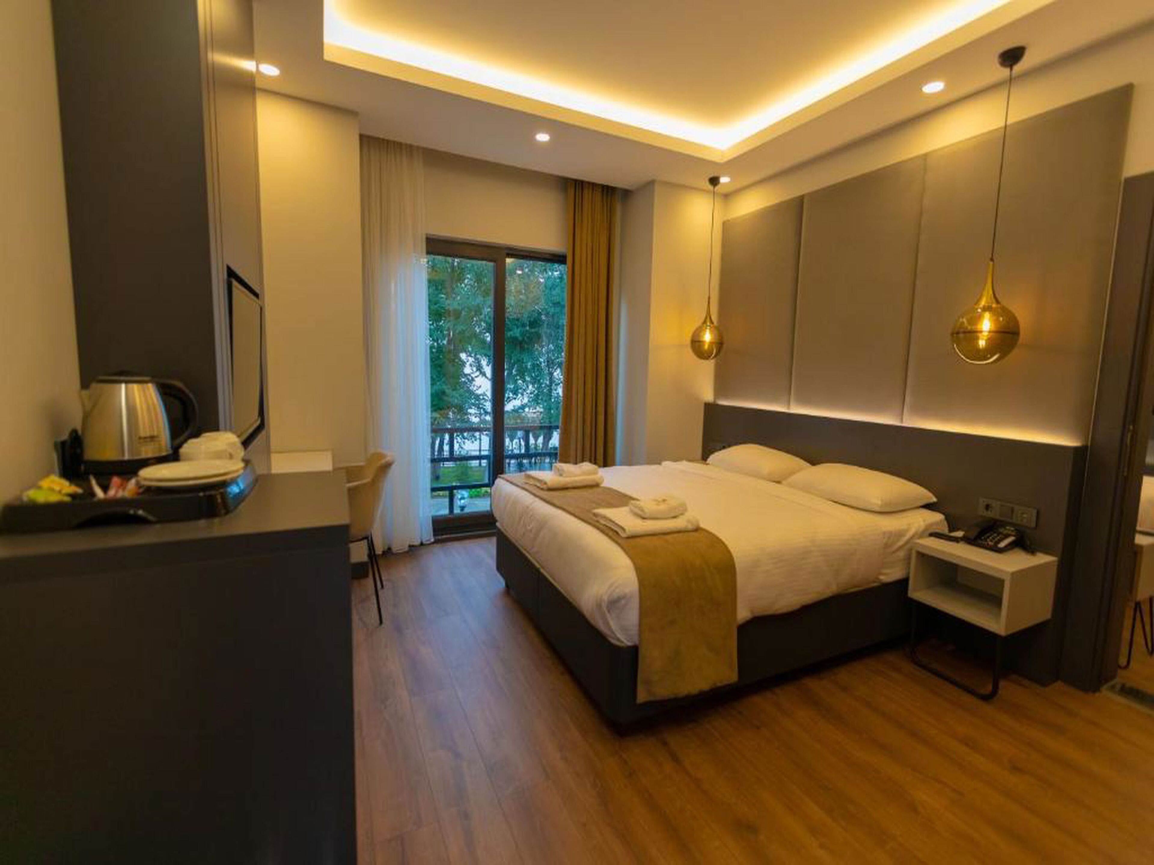 Habitación económica | Ropa de cama de alta calidad, edredones de plumas, minibar y caja fuerte