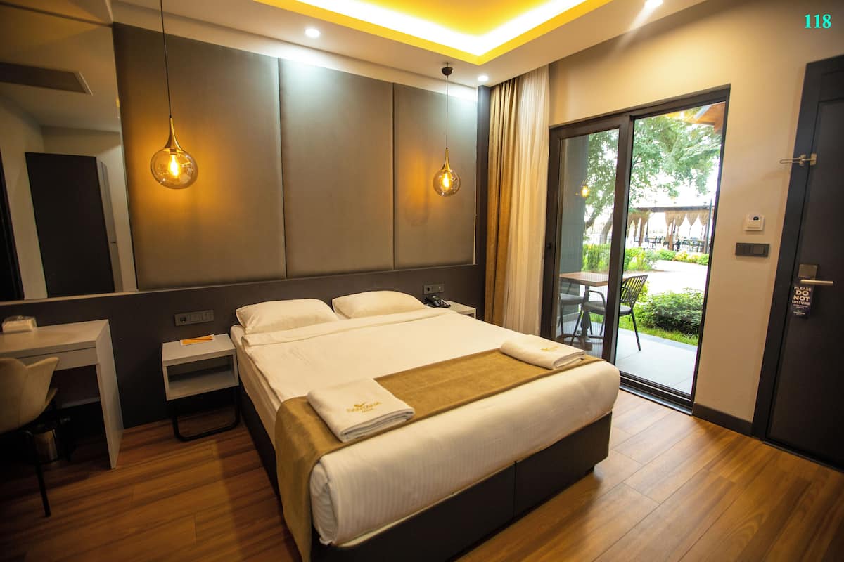 Ropa de cama de alta calidad, cubrecamas y minibar