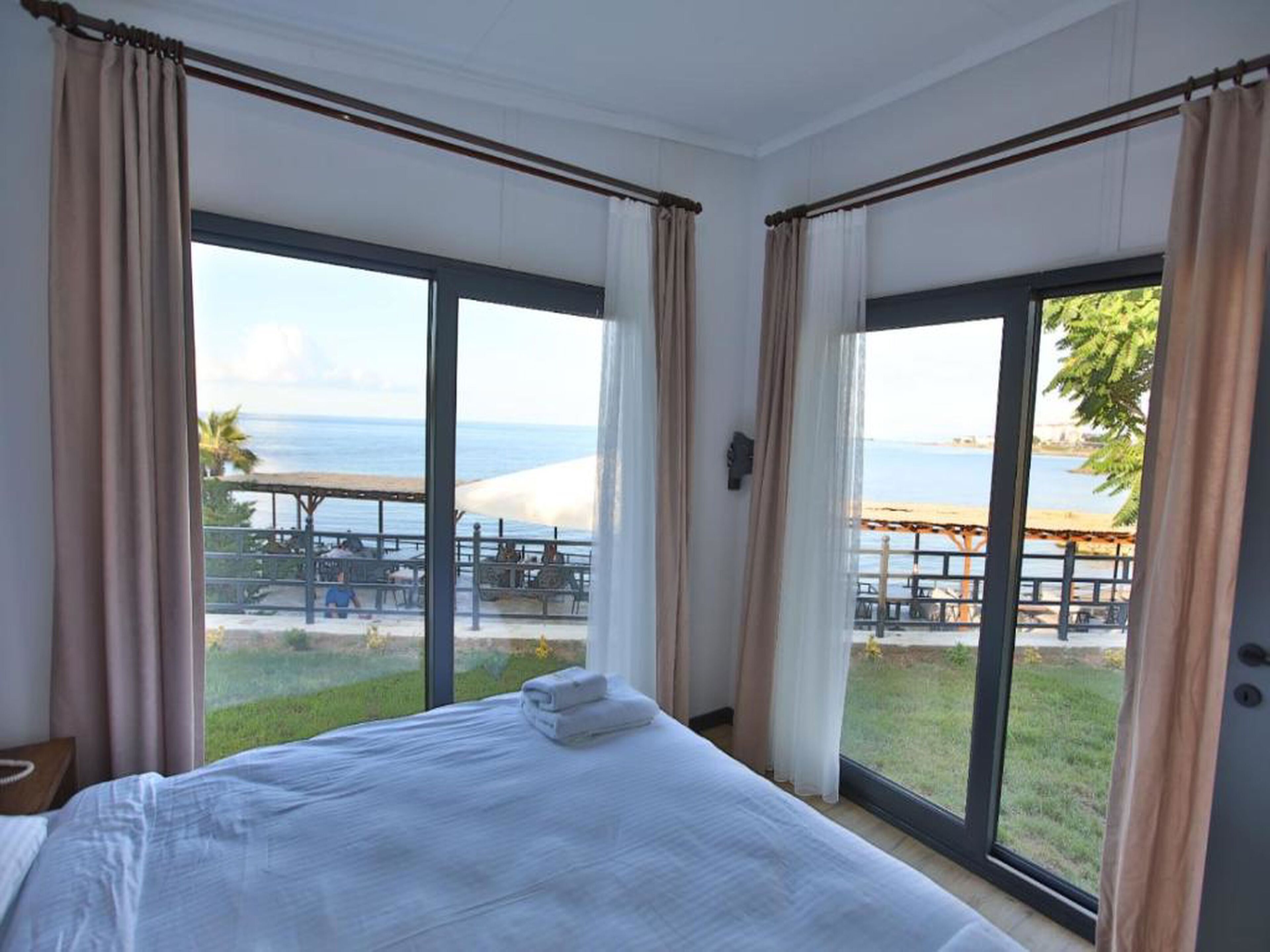 Casa móvil de diseño | Ropa de cama de alta calidad, edredones de plumas, minibar y caja fuerte