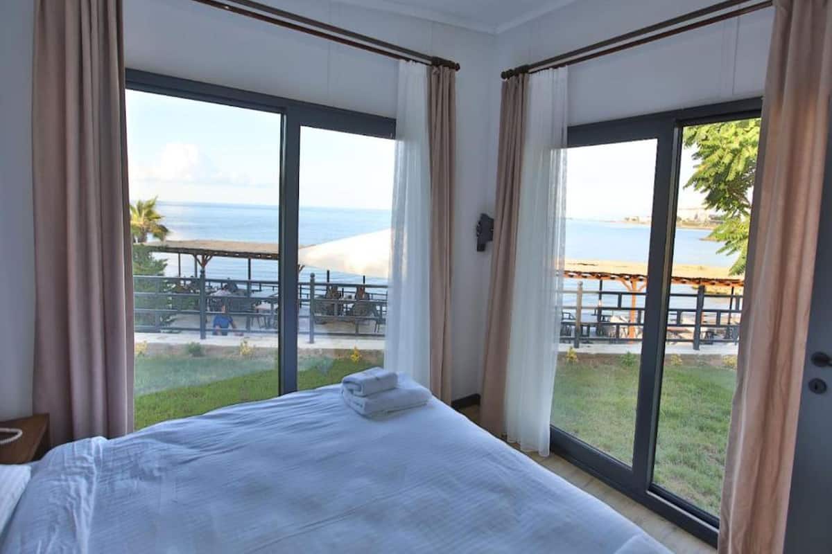 Design Mobile Home | Premium bedding, down comforters, minibar, in-room safe