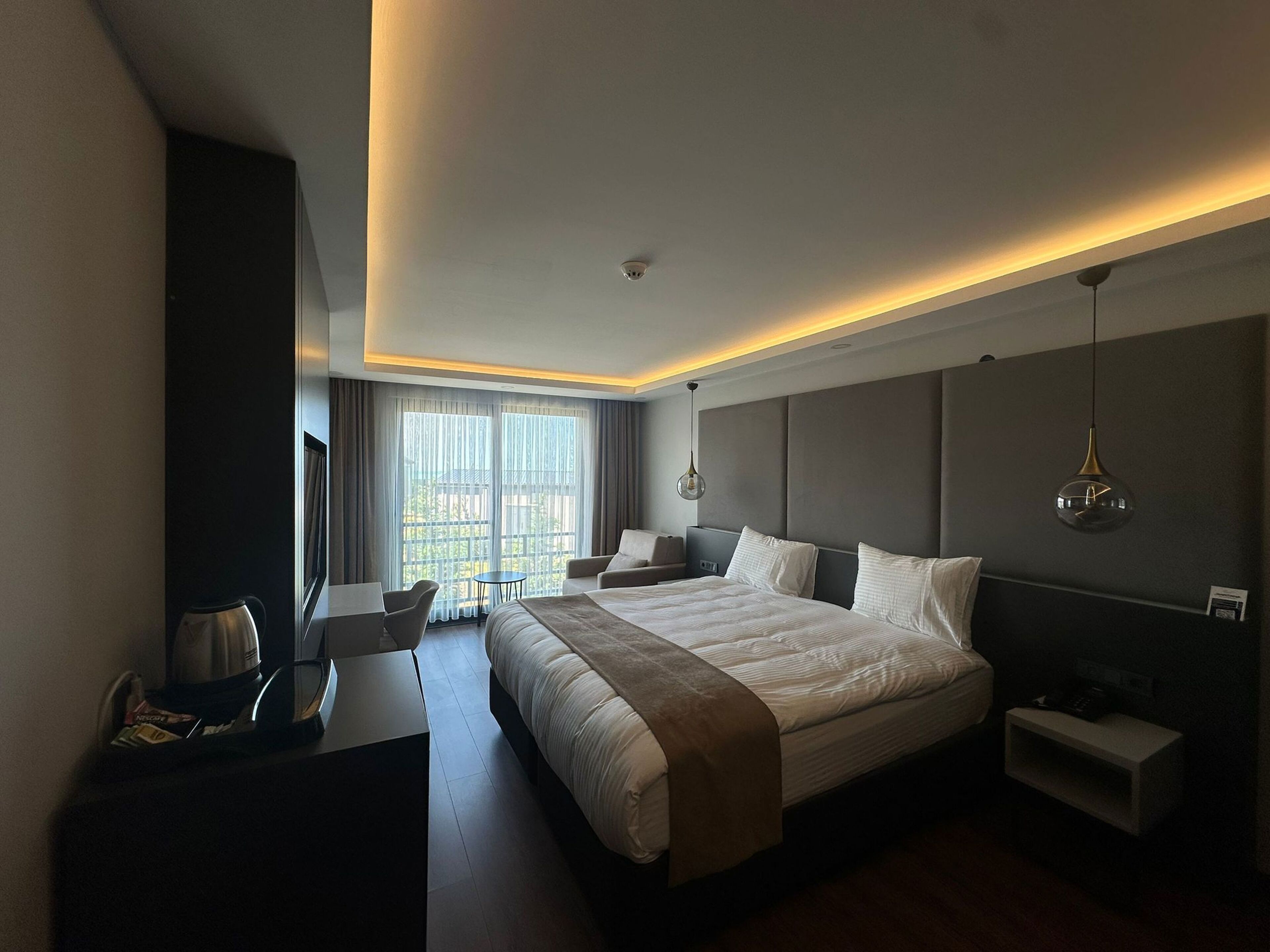 Habitación Deluxe doble | Ropa de cama de alta calidad, edredones de plumas, minibar y caja fuerte