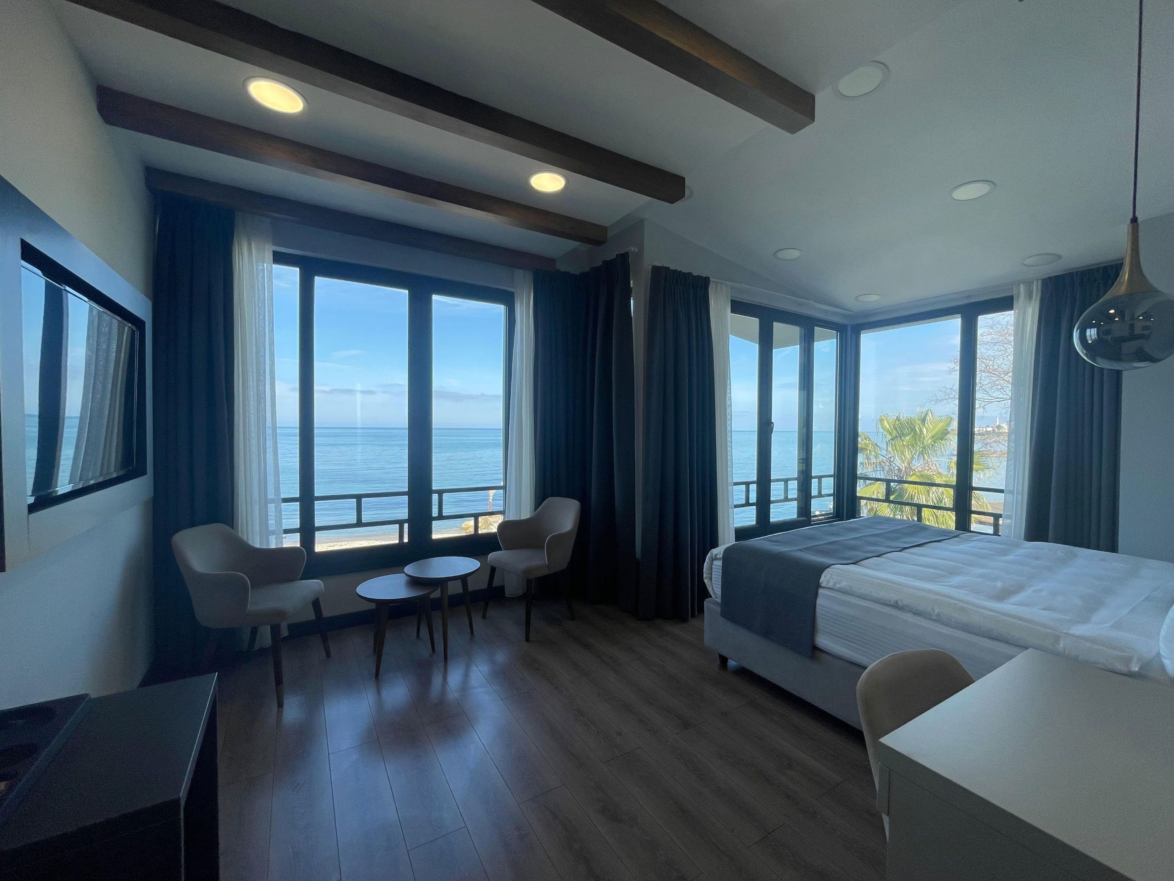 Habitación clásica | Ropa de cama de alta calidad, edredones de plumas, minibar y caja fuerte