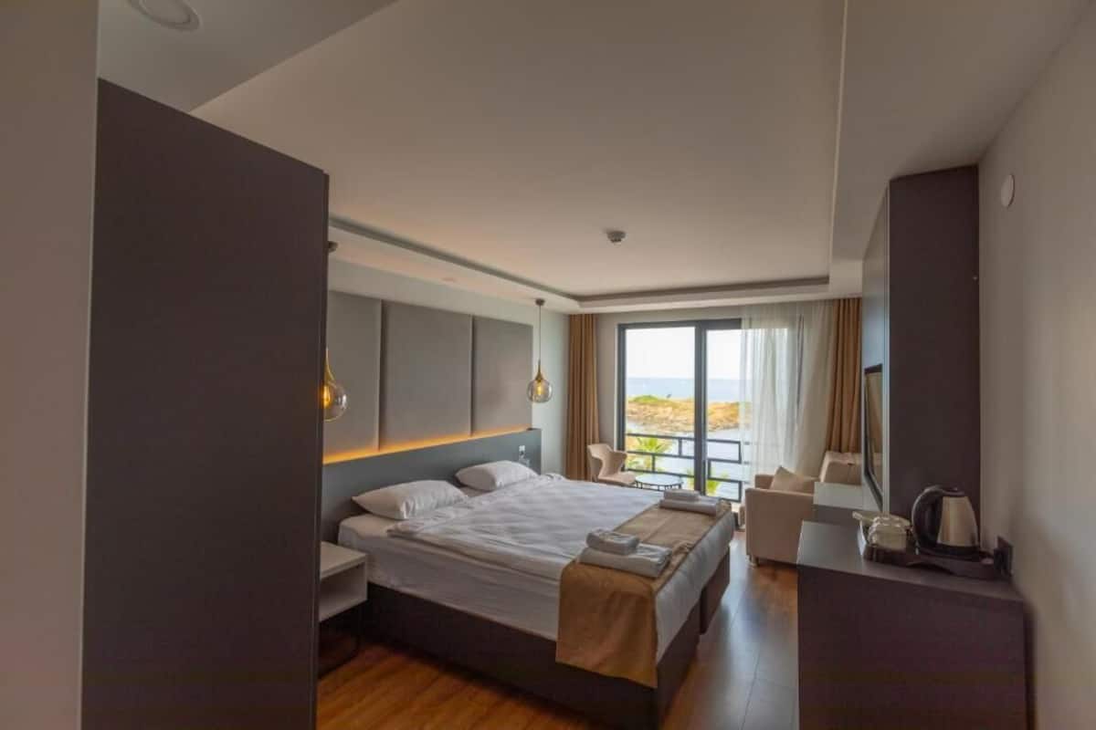 Ropa de cama de alta calidad, cubrecamas y minibar