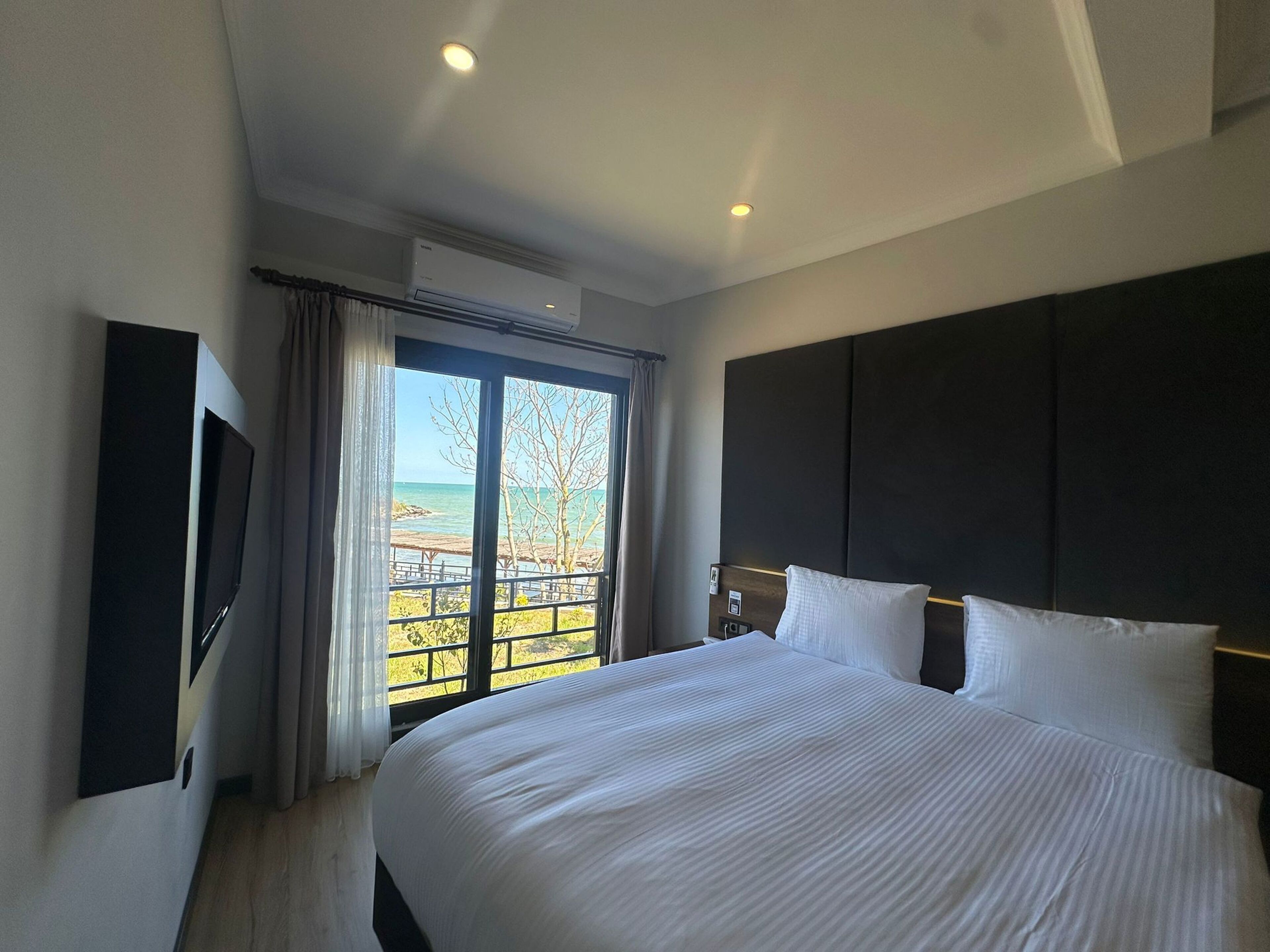 Habitación Deluxe | Ropa de cama de alta calidad, edredones de plumas, minibar y caja fuerte