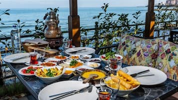 Desayuno de autoservicio (EUR 10 por persona)