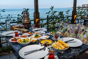 每日供应自助早餐（每人 EUR 10）