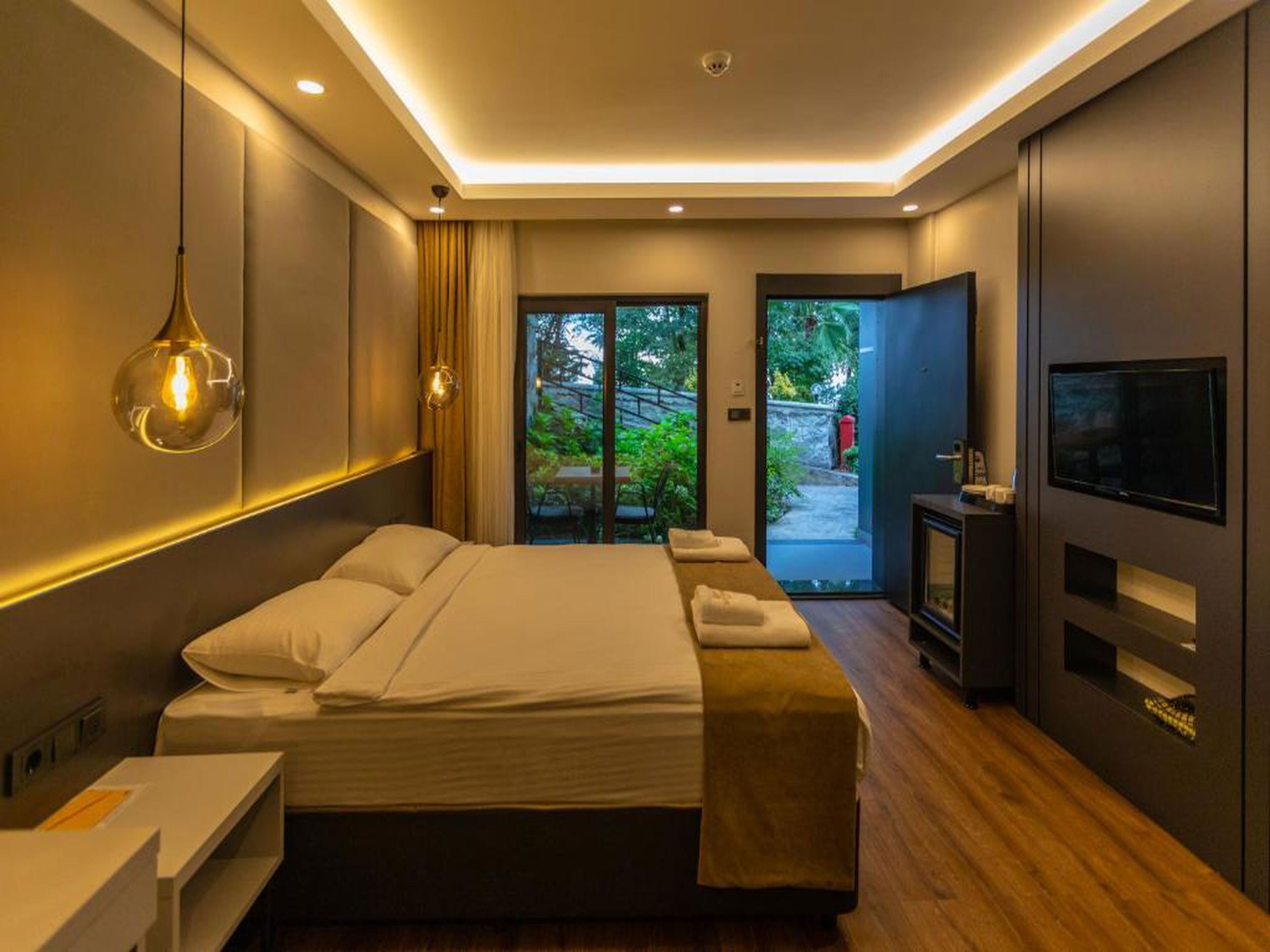 Habitación estándar doble | Ropa de cama de alta calidad, edredones de plumas, minibar y caja fuerte