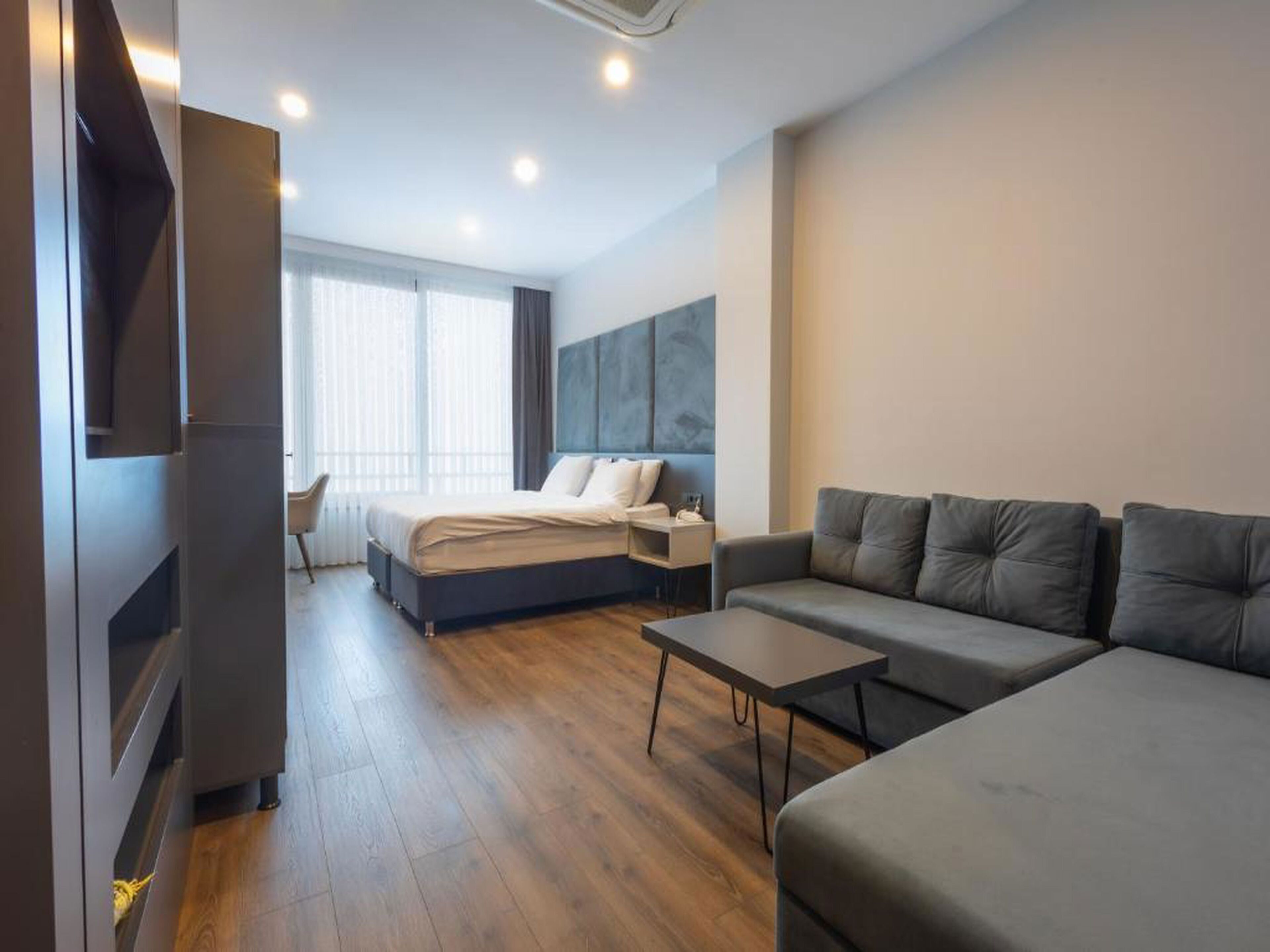 Habitación familiar | Ropa de cama de alta calidad, edredones de plumas, minibar y caja fuerte