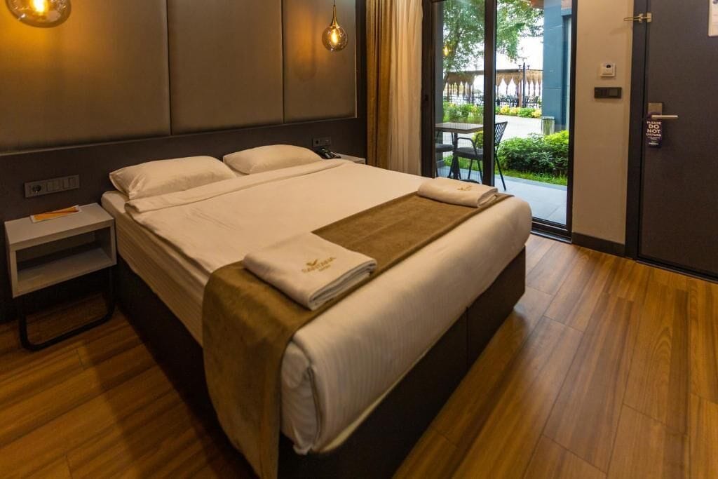 Dobbeltrom – standard | Sengetøy av topp kvalitet, dundyner, minibar og safe på rommet