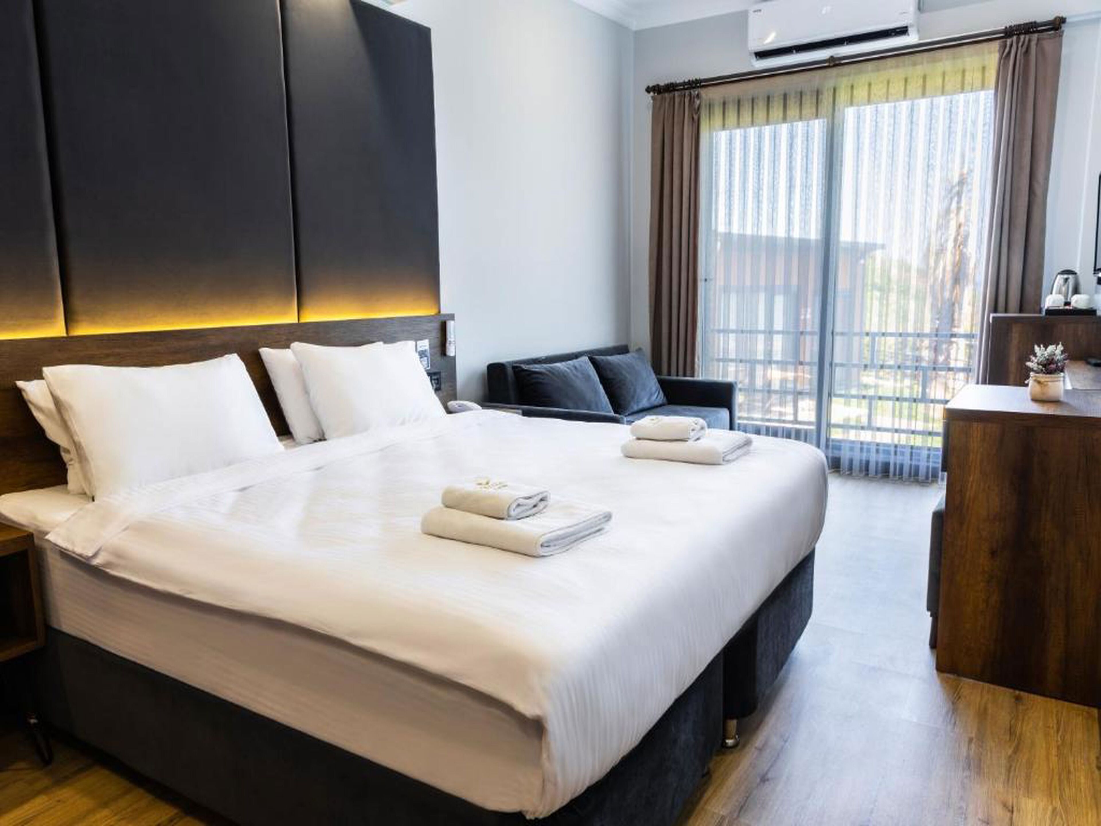 Ropa de cama de alta calidad, edredones de plumas, minibar y caja fuerte