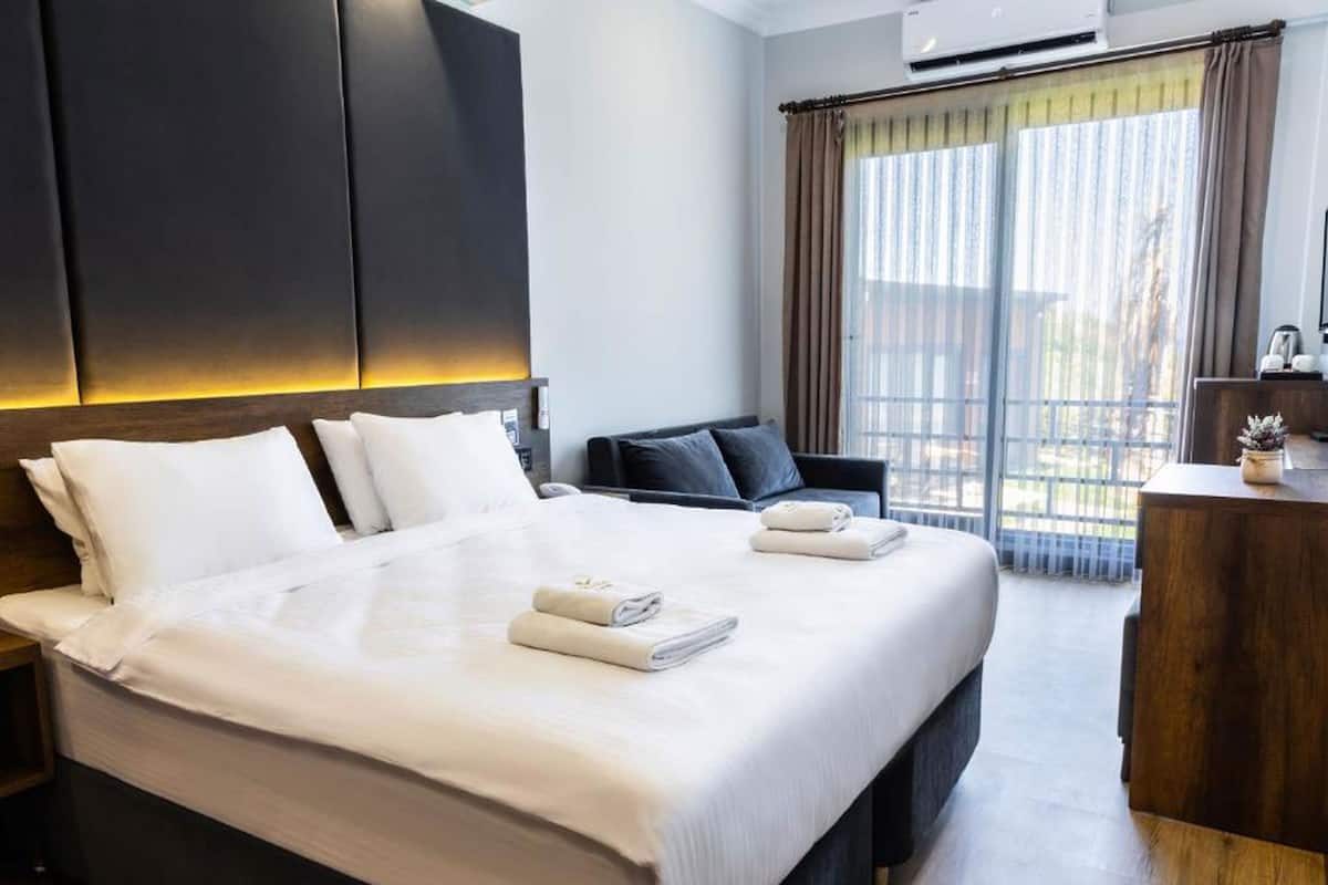 Premium bedding, down comforters, minibar, in-room safe