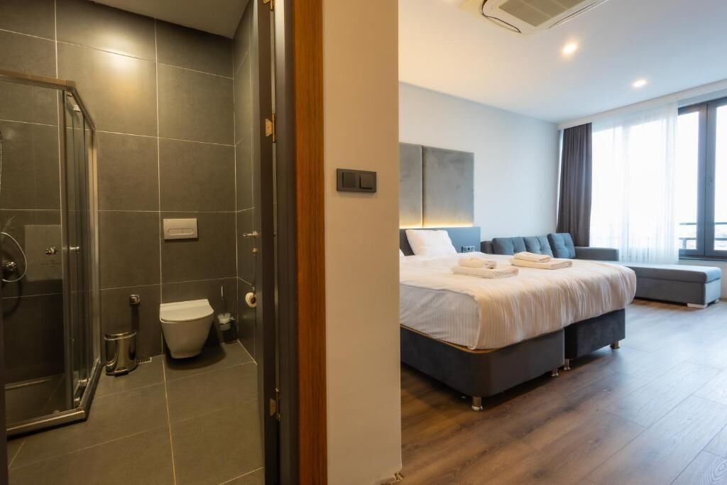 أغطية فراش متميزة وألحفة محشوة بالريش وميني بار وخزنة داخل الغرفة