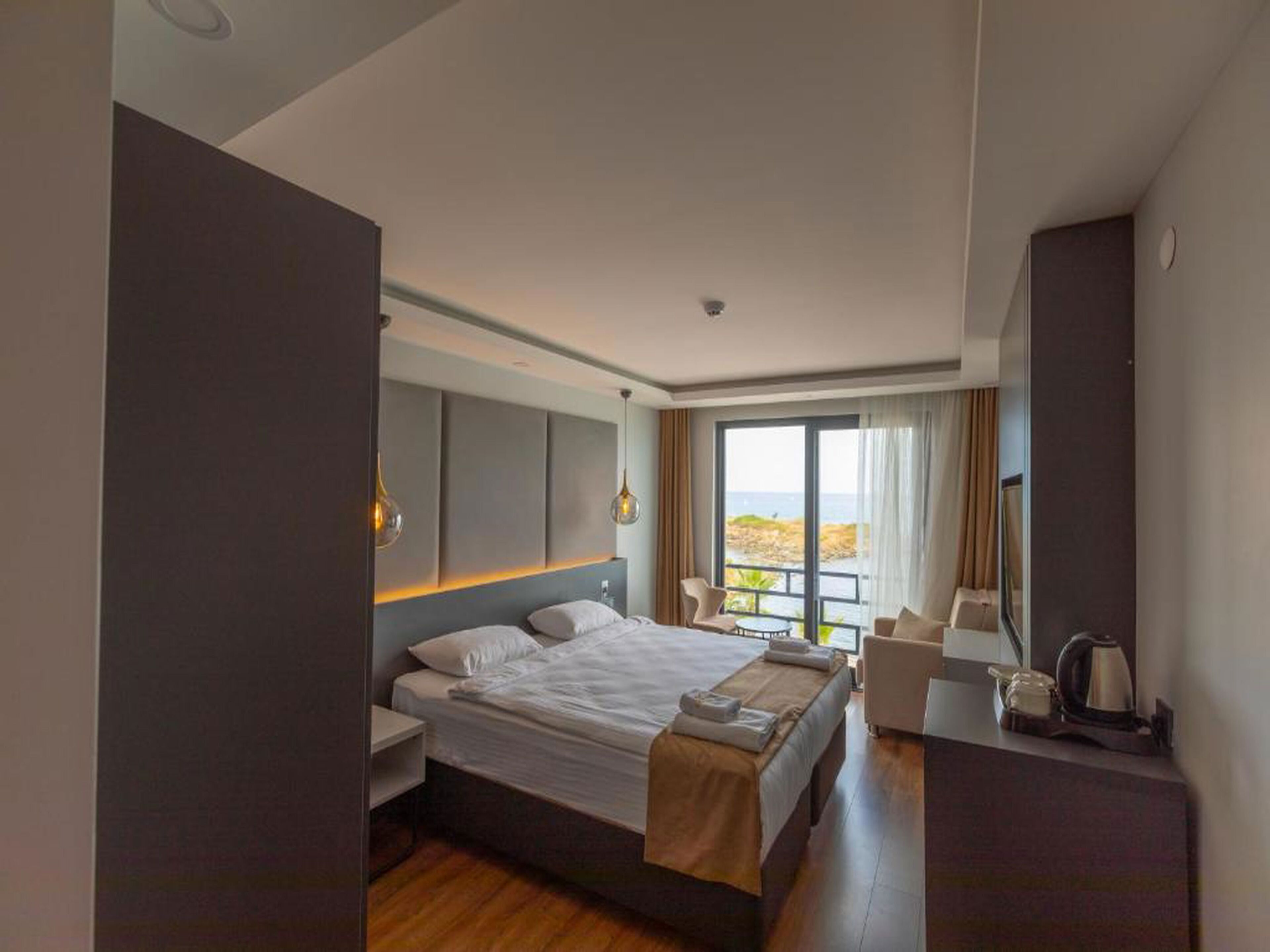 Habitación Confort doble | Ropa de cama de alta calidad, edredones de plumas, minibar y caja fuerte