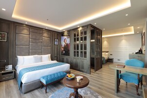 Suite, 1 King Bed, Mountain View | Egyptian cotton sheets, premium bedding, Select Comfort beds, minibar