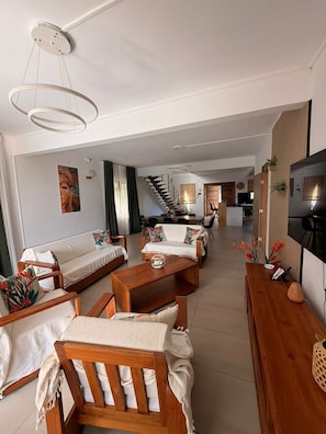 TV - Superb modern contemporary 4 bedroom villa ensuite (Trou d'Eau Douce)