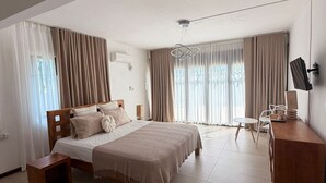 Una camera da letto moderna con un letto grande, una scrivania e una sedia.