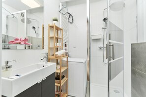 Shower, hair dryer, towels, shampoo