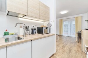 Kjøleskap, mikrobølgeovn, kokeplater og oppvaskmaskin