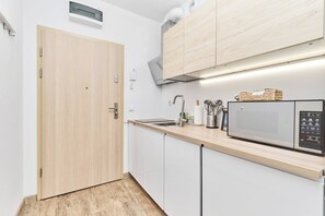 Frigorífico, microondas, placa de cocina y lavavajillas