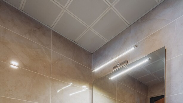Ein modernes Badezimmer mit einem großen Waschbecken, Handtuchhalter und einem Spiegel.