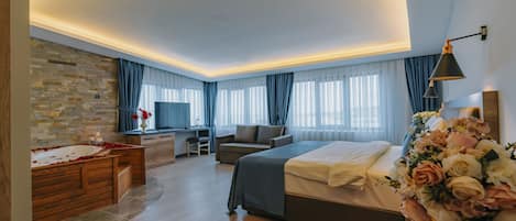 Honeymoon Room | Premium bedding, minibar, in-room safe, desk