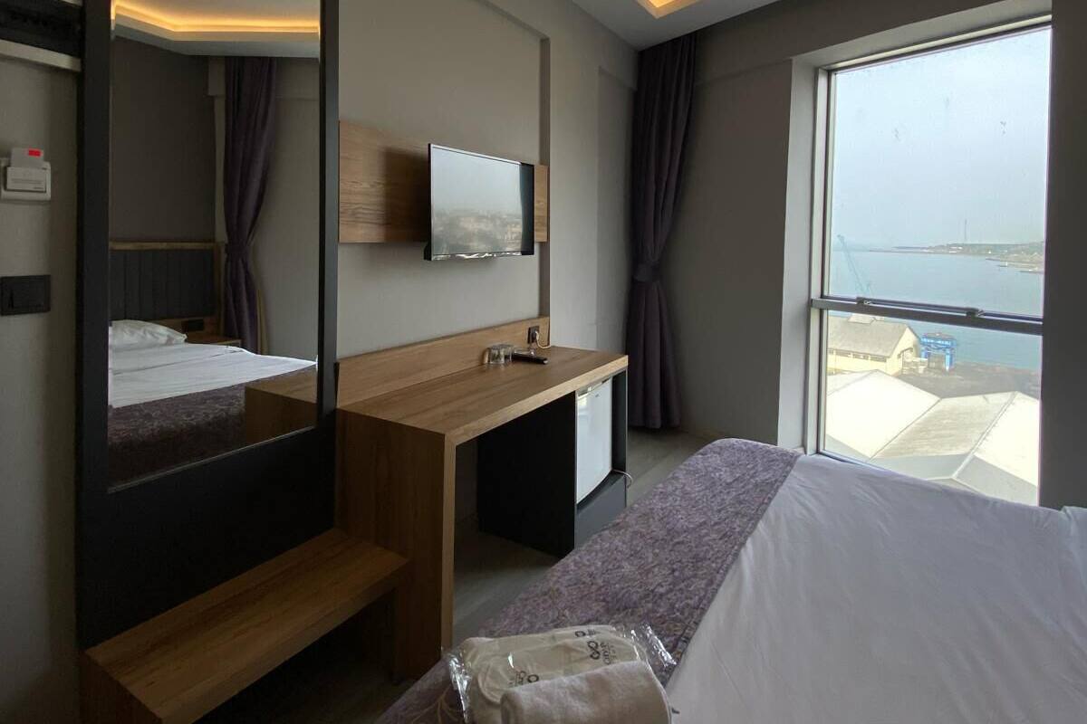 Standard Room Sea View | Sängtillbehör av högsta kvalitet och minibar