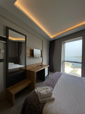 Standard Room Sea View | เครื่องนอนระดับพรีเมียม, มินิบาร์, ตู้นิรภัยในห้องพัก, โต๊ะทำงาน