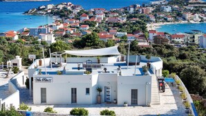 Eine moderne Villa mit Dachterrasse, Pool und Meer- und Stadtblick.
