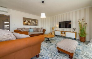 Smart TV - Stunning home in Sevid (Sevid)