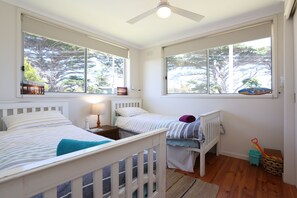 4 quartos, escrivaninha, ferros/tábuas de passar roupa, Wi-Fi